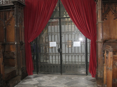 2012 7 1 arundel castle fitzalan chapel door between protestant village church and rc chapel arundel england