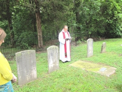 29 graveside img